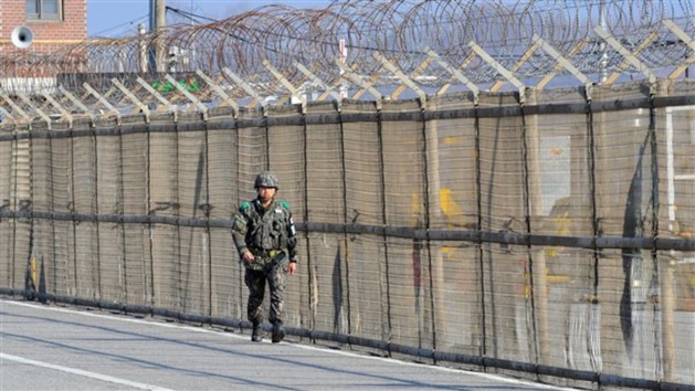 Soldado surcoreano patrullando por la frontera con Corea del Norte. Crédito Jung Yeon-Je / AFP