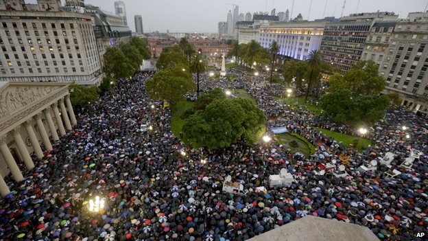 Manifestação na “Plaza de Mayo”, 18 de fevereiro de 2015. Crédito: BBC