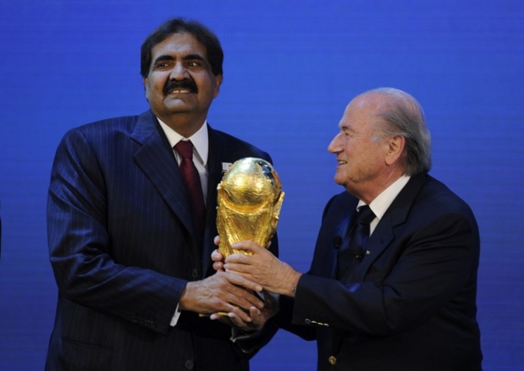 L’émir du Qatar, Cheikh Hamad bin Khalifa Al-Thani, aux côtés du président de la FIFA Joseph Blatter. Crédit AFP/Philippe Desmazes