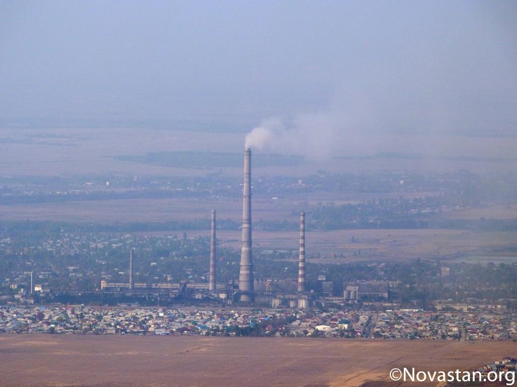 La "Tets" avec sa cheminée de 320m à Bichkek assure tout le chauffage et l'eau chaude de la capitale kirghize, qu'elle fournit également un peu en électricité. Crédit : Anatole Douaud
