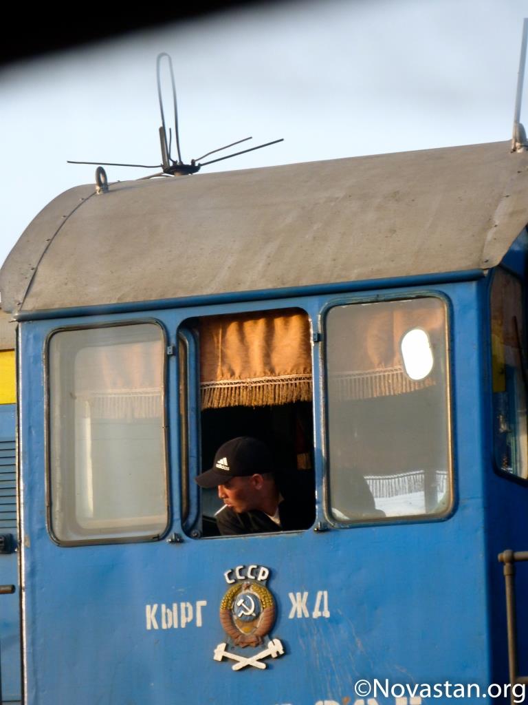 Une locomotive bleue aux insignes de l’URSS à Balykchy, au Kirghizstan. Crédit : Anatole Douaud