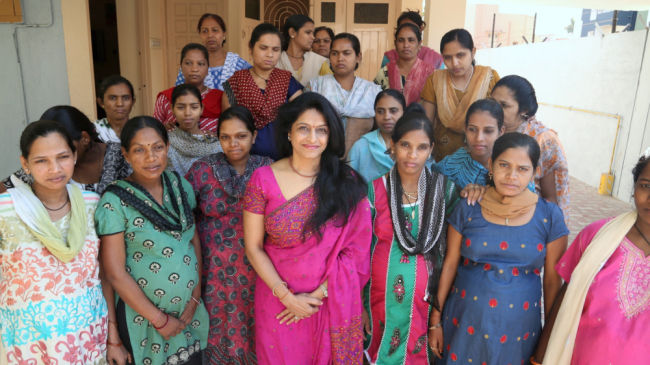 le Dr Patel et des mères porteuses de sa clinique- Crédit : SWNS