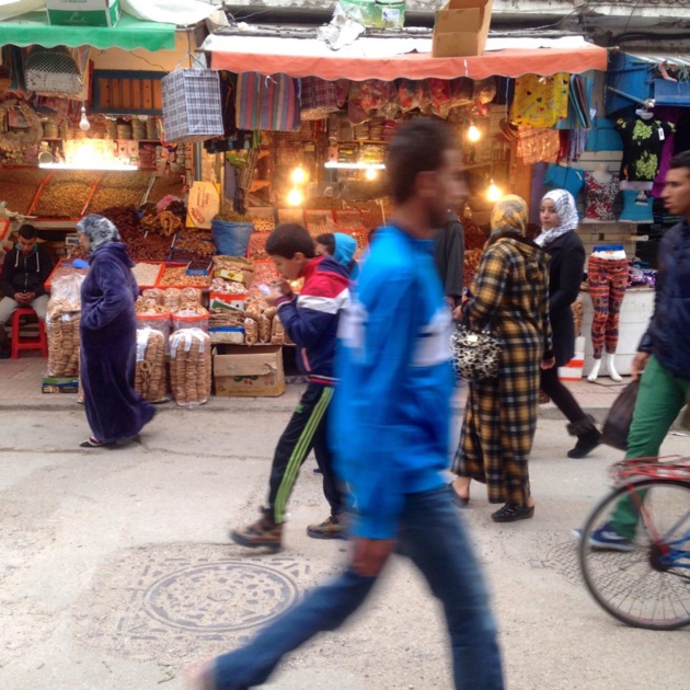 Marchant par des vendeurs de dattes et de noix dans la médica d’Essaouira - Crédit : Jenny Gustafsson