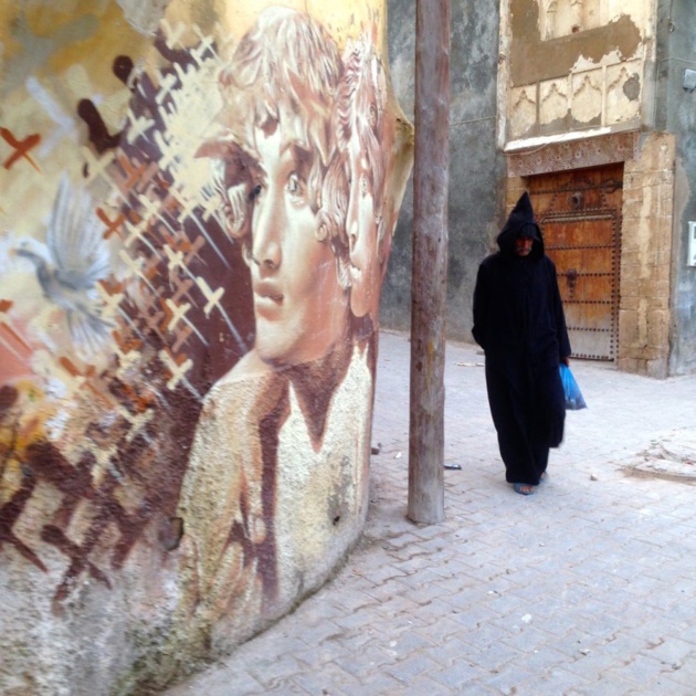 Un homme marchant dans la médina d’Azemmour, où les artistes de rue ont décoré les rues - Crédit : Jenny Gustafsson