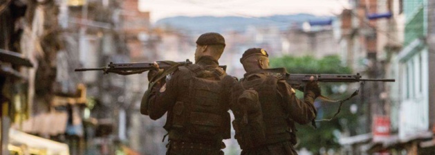 Batalhão das forças especiais de polícia, BOPE, em patrulha em uma favela do Rio de Janeiro. Crédito : DR