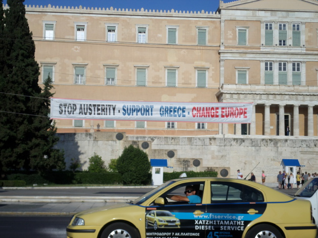 Una pancarta izada frente al Parlamento griego – Crédito: Amélia Viguier