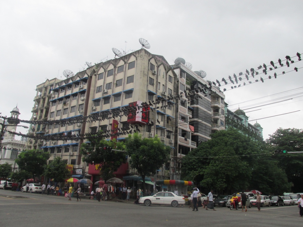 Déambulant dans les rues de Yangon. Crédit : Gemma Kentish