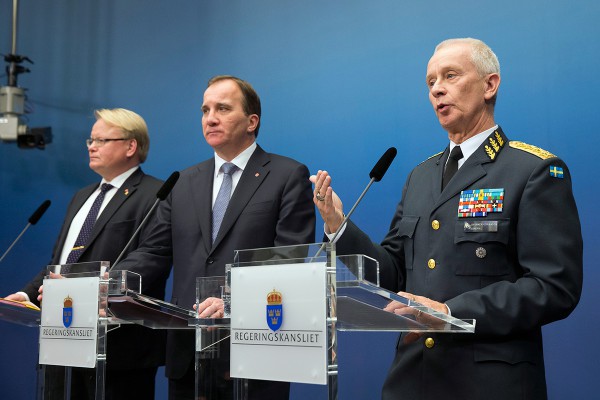 Swedish Defence Minister Peter Hultqvist Prime minister Stefan Löfven and military chief Sverker Göranson - Crédit Regeringskansliet : Martina Huber Swedish Defence Minister Peter Hultqvist Prime minister Stefan Löfven and military chief Sverker Göranson - Crédit Regeringskansliet : Martina Huber