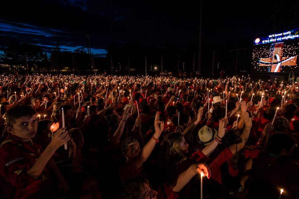 Célébration durant un rassemblement scout. Crédit LaToileScoute