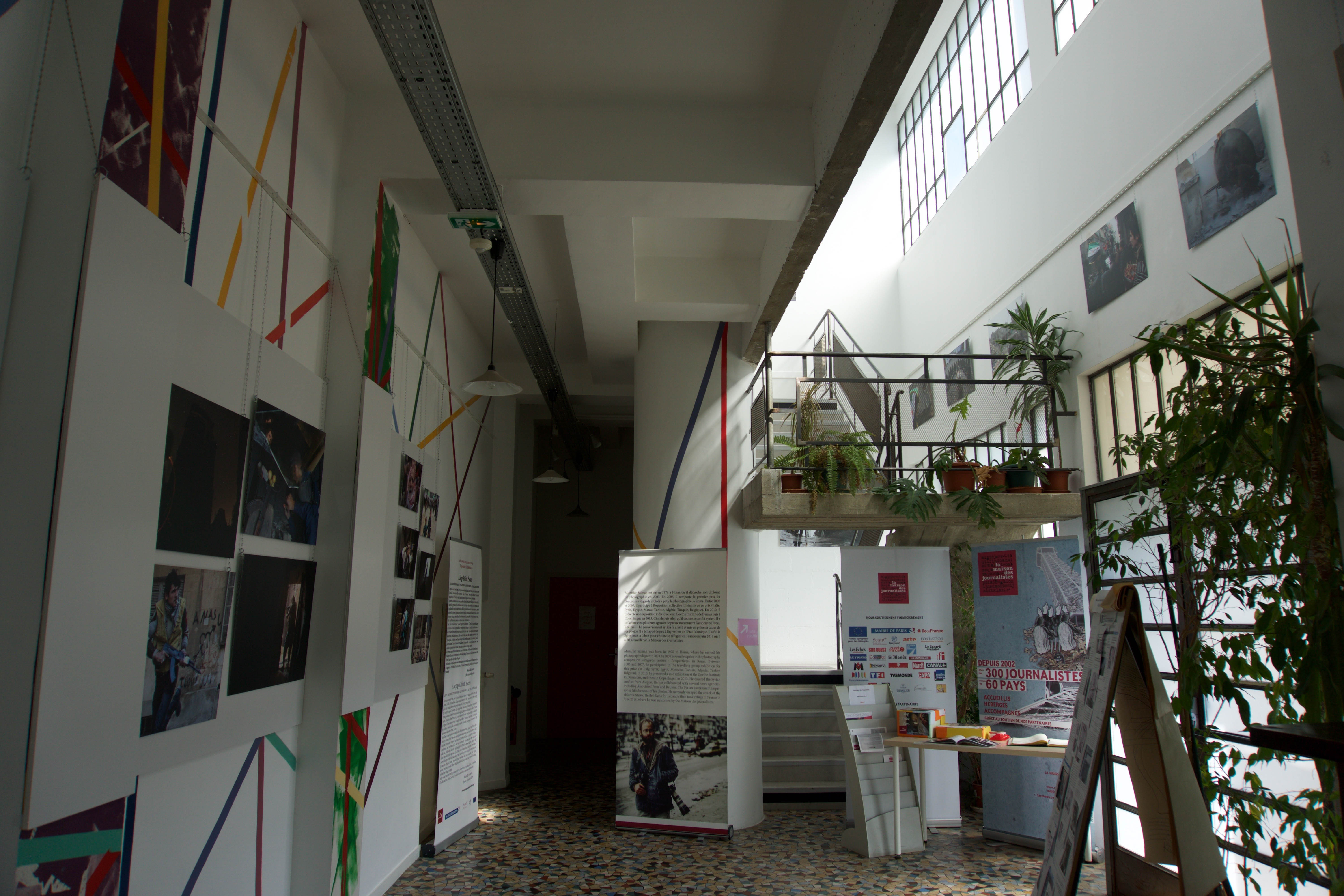 Le hall de la Maison, en ce moment occupé par l’exposition « Alep Point Zéro » du photojournaliste syrien Muzaffar Salman. Crédit Lucas Chedeville