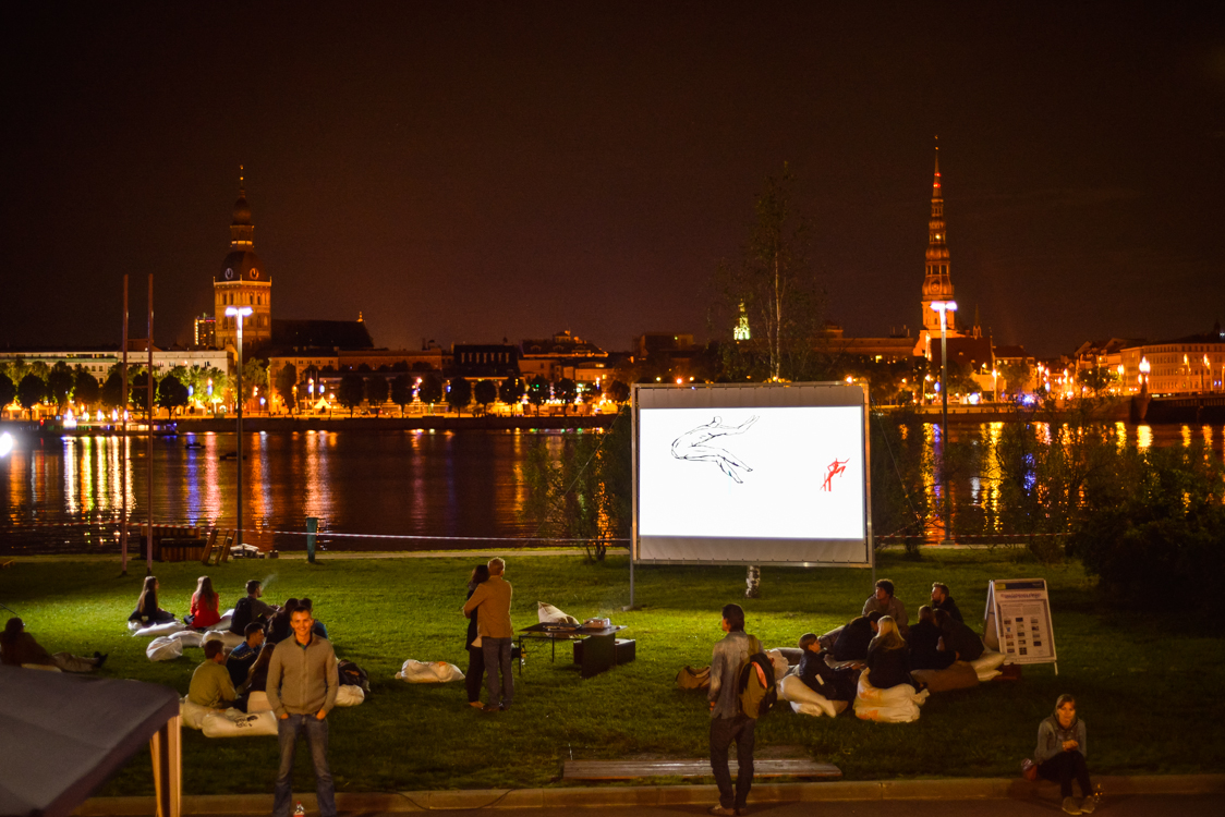 Projection à ciel ouvert durant le Riga City Festival 2014. Crédit screencitylab.net