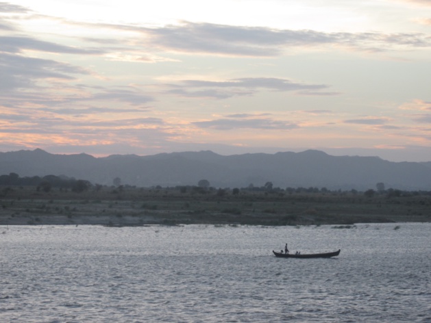 Pôr do sol no rio de Irrawaddy. Crédito : Gemma Kentish