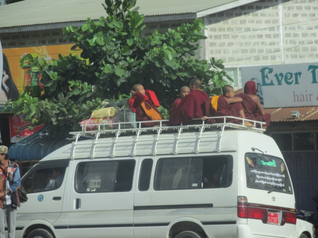 Monges boudistas em toda a cidade. Crédito : Gemma Kentish