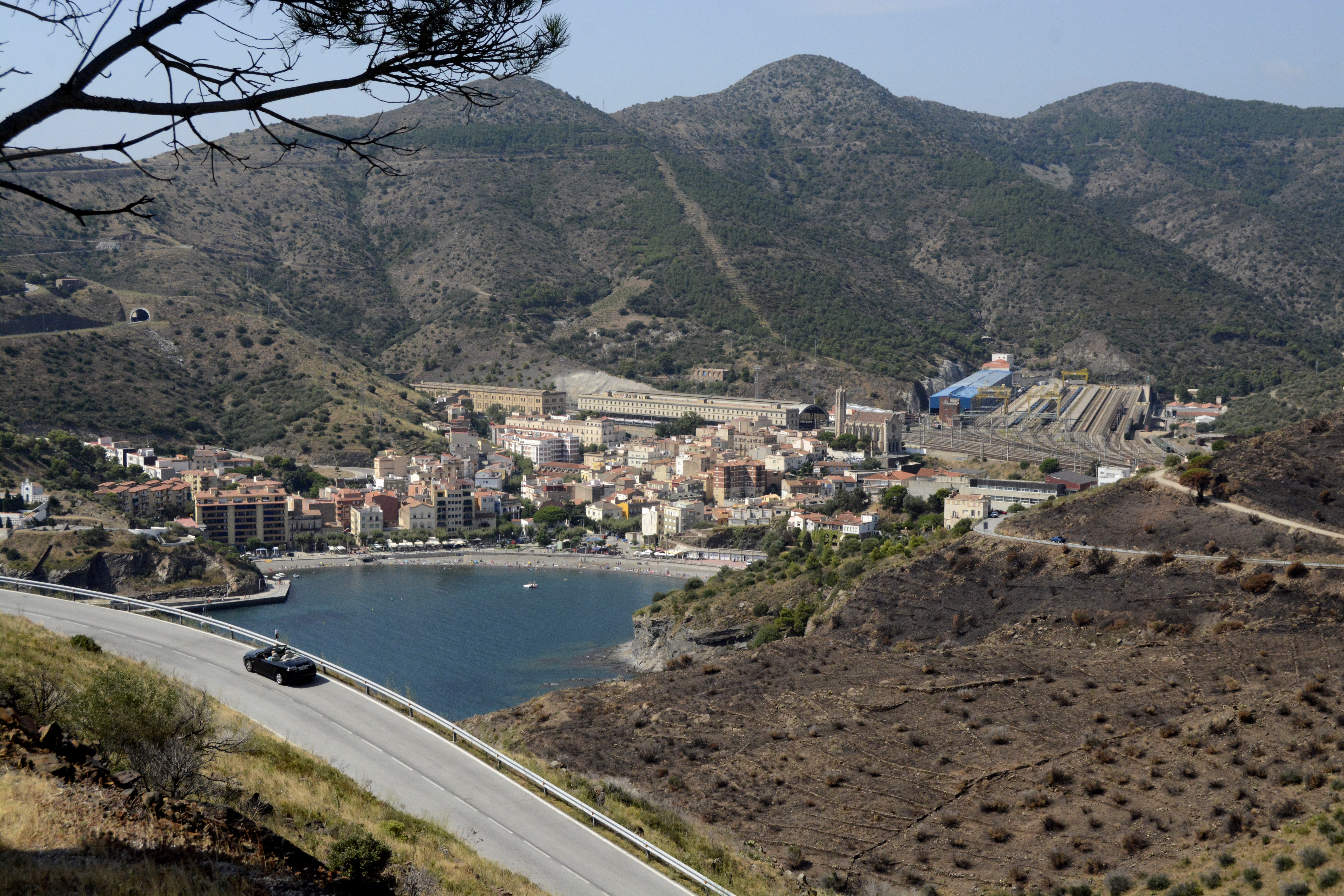 La ville de Portbou vue depuis les montages, à deux pas de la frontière française. Crédit Auriane Guiot La ville de Portbou vue depuis les montages, à deux pas de la frontière française. Crédit Auriane Guiot