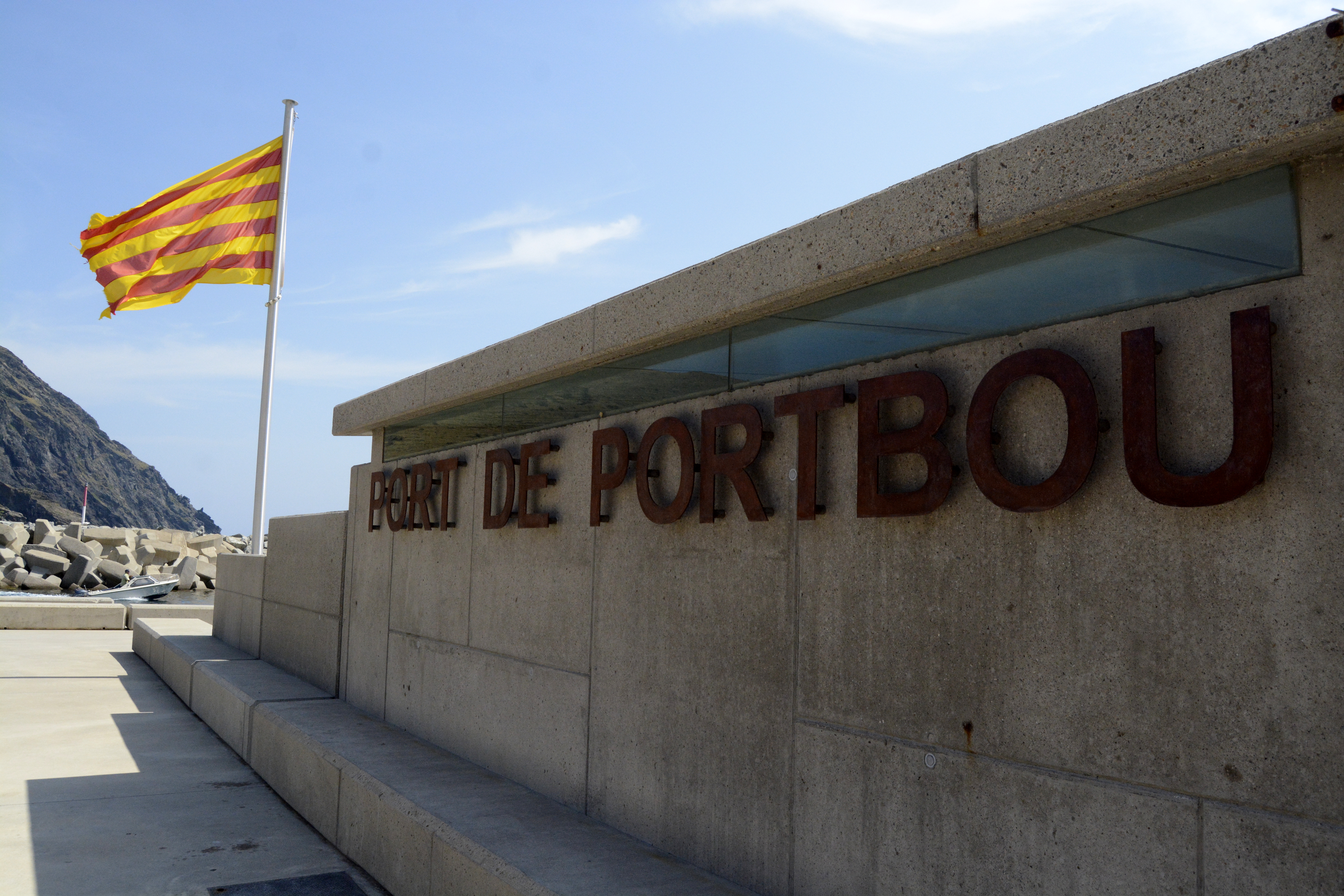 L’entrée du port où flotte le drapeau catalan. Crédit Auriane Guiot