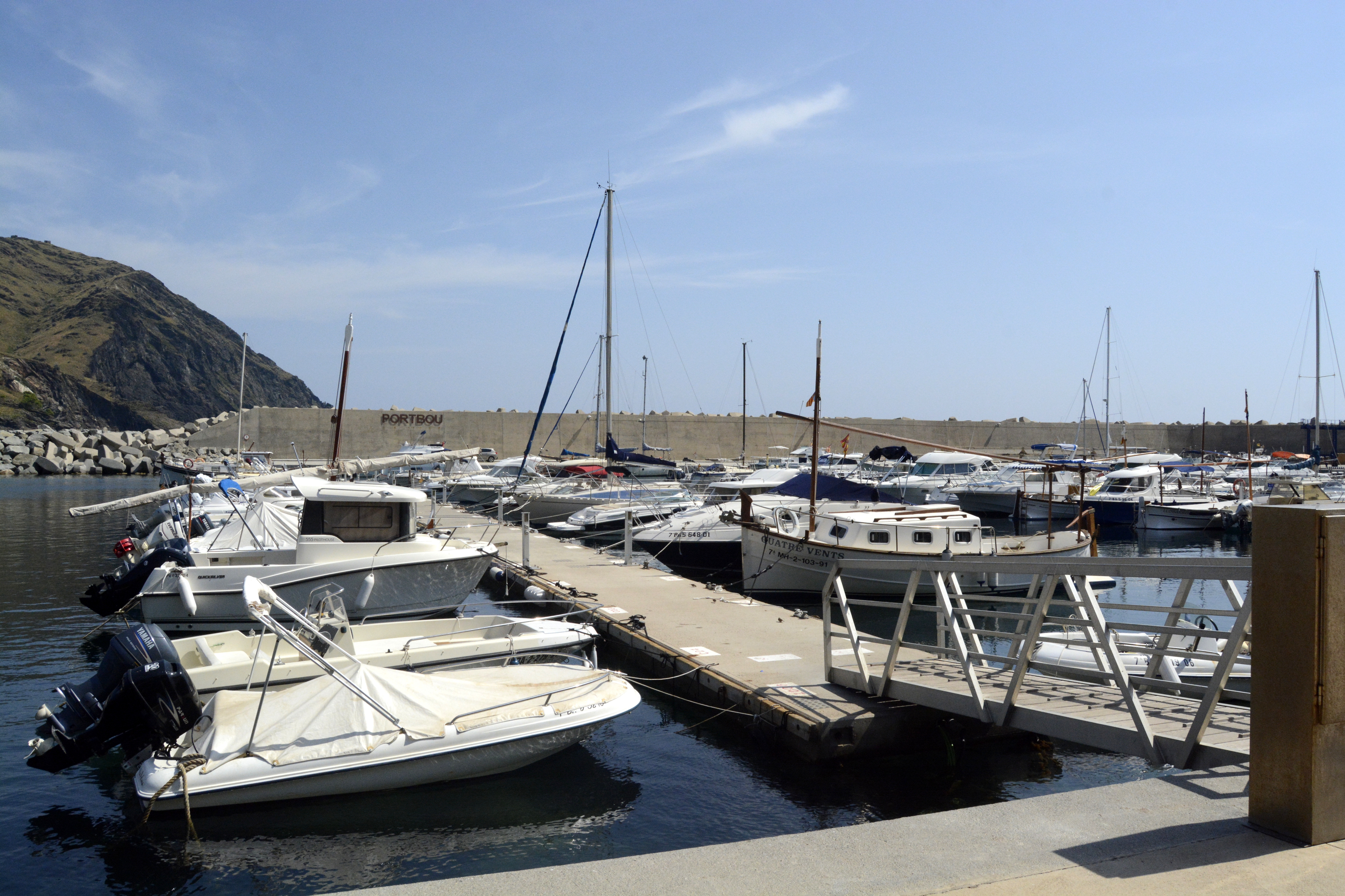Le port accueille de nombreux bateaux français comme le « Quatre vents » à droite du ponton. Crédit Auriane Guiot