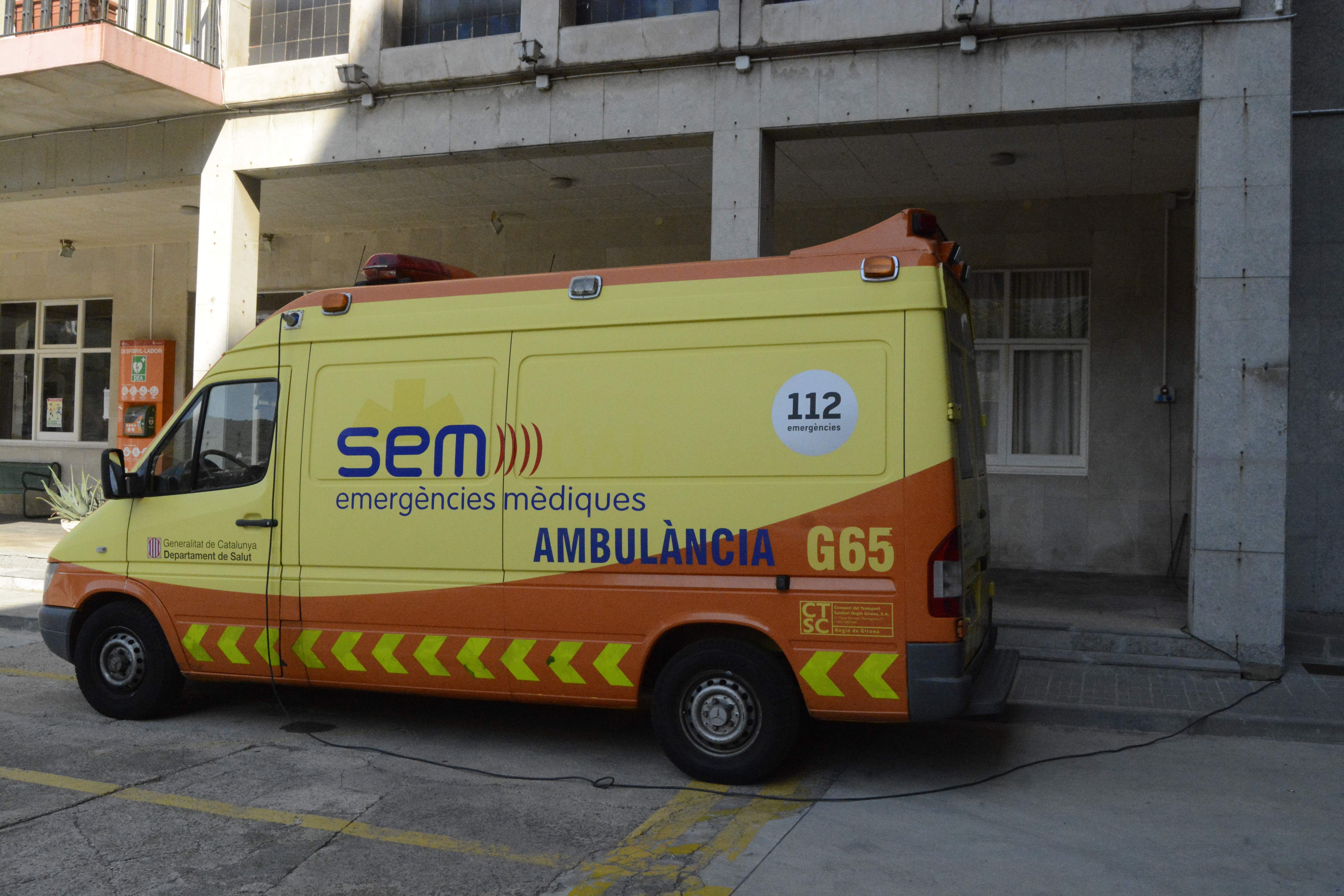 L’une des voitures d’ambulance de la ville en train de charger. Crédit Auriane Guiot
