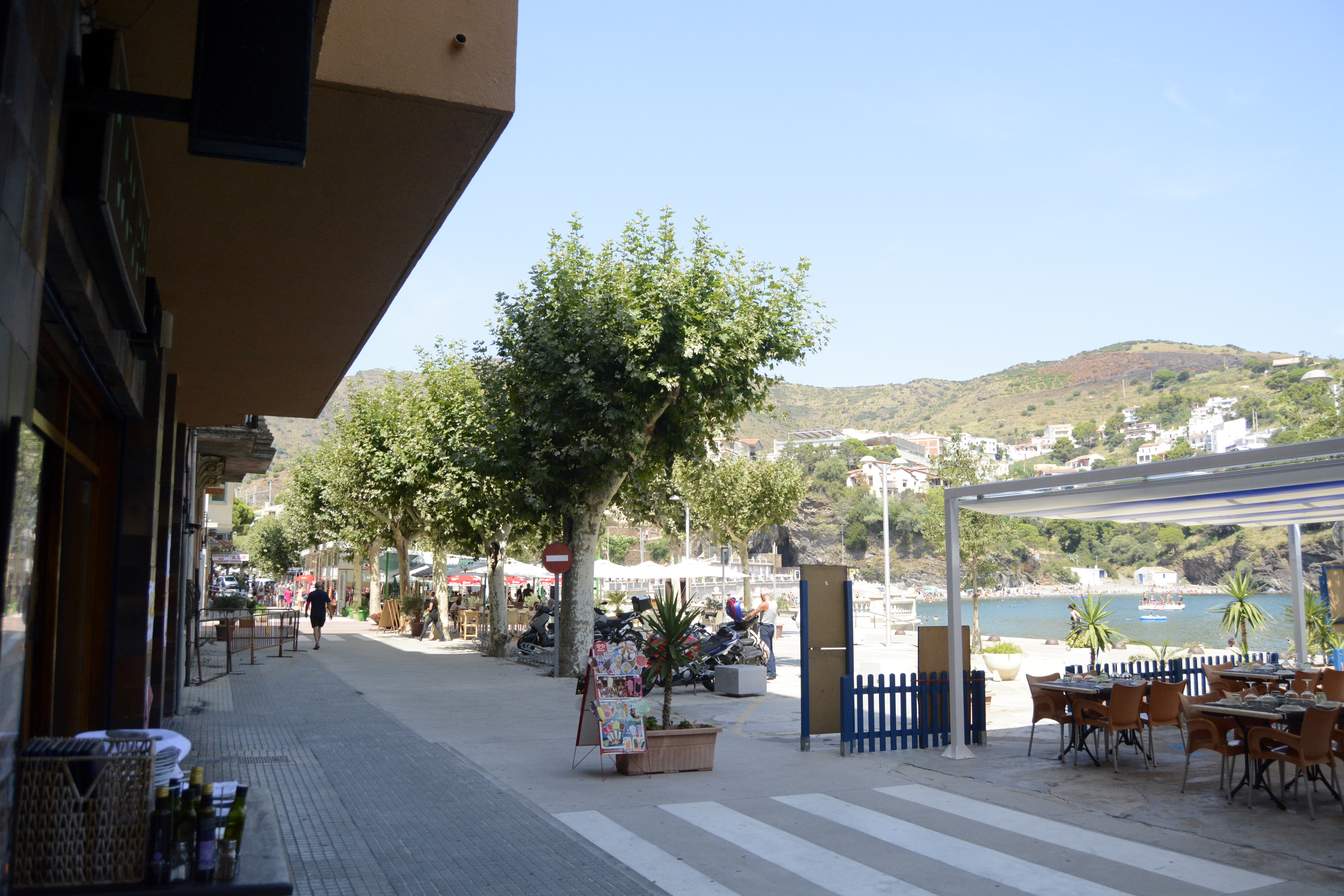 « El passeig de la Sardana », la promenade de la Sardana en français, est l’allée composée presque entièrement de restaurants. Crédit Auriane Guiot « El passeig de la Sardana », la promenade de la Sardana en français, est l’allée composée presque entièrement de restaurants. Crédit Auriane Guiot
