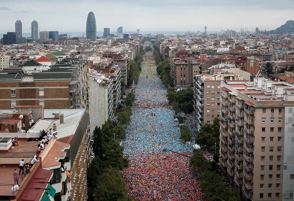 Plusieurs centaines de milliers de personnes lors de la manifestation de la « Diada de Catalunya » du 11 septembre 2015 dans les rues de Barcelone - Crédit EFE