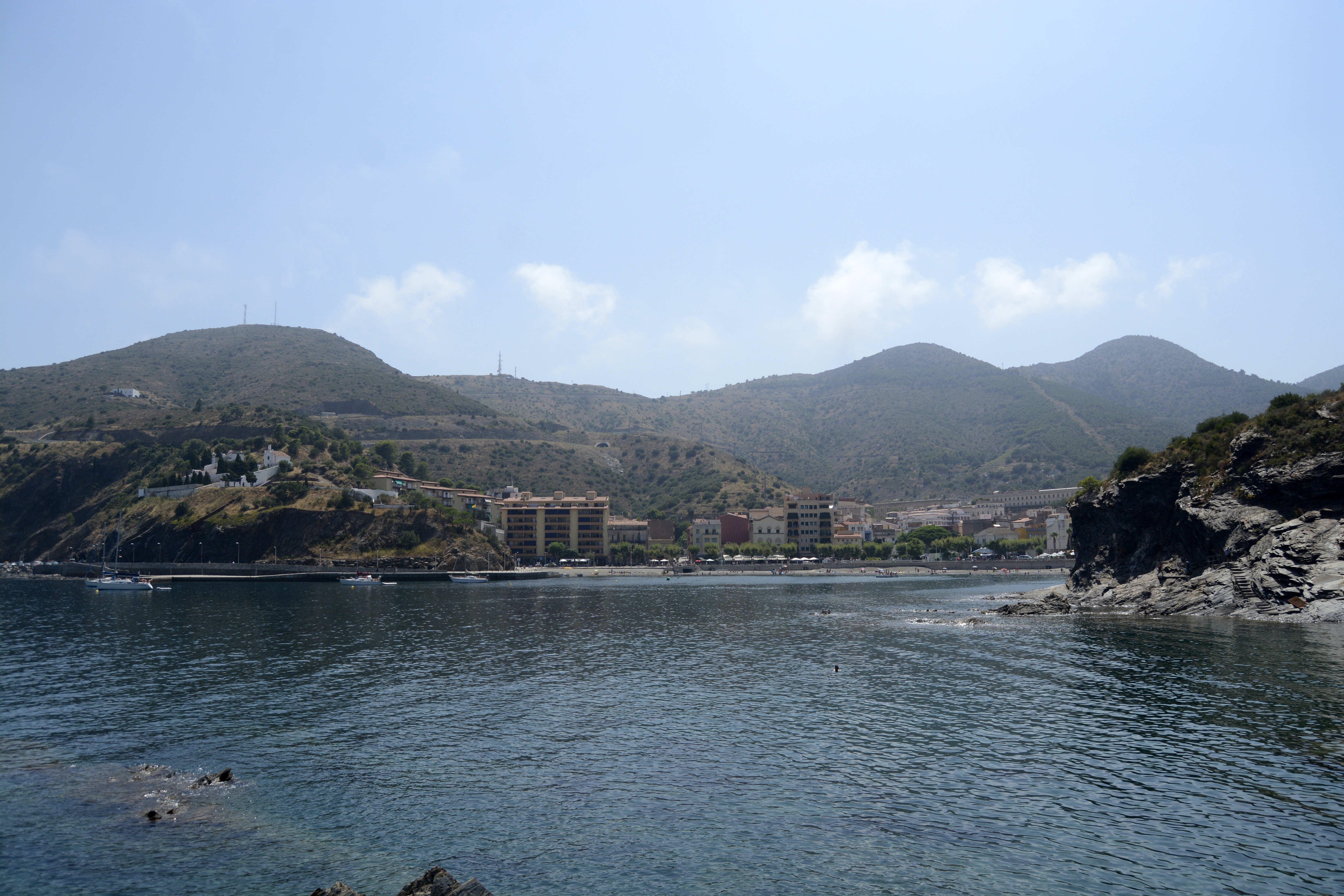 La ville de Portbou vu depuis le chemin de ronde.  Crédit Auriane Guiot