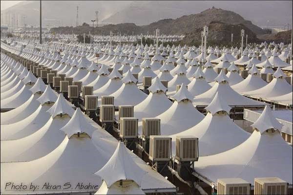 Installation de tentes à Mina en Arabie Saoudite pour accueillir les pèlerins de la Mecque. Crédit Akram S. Abahre