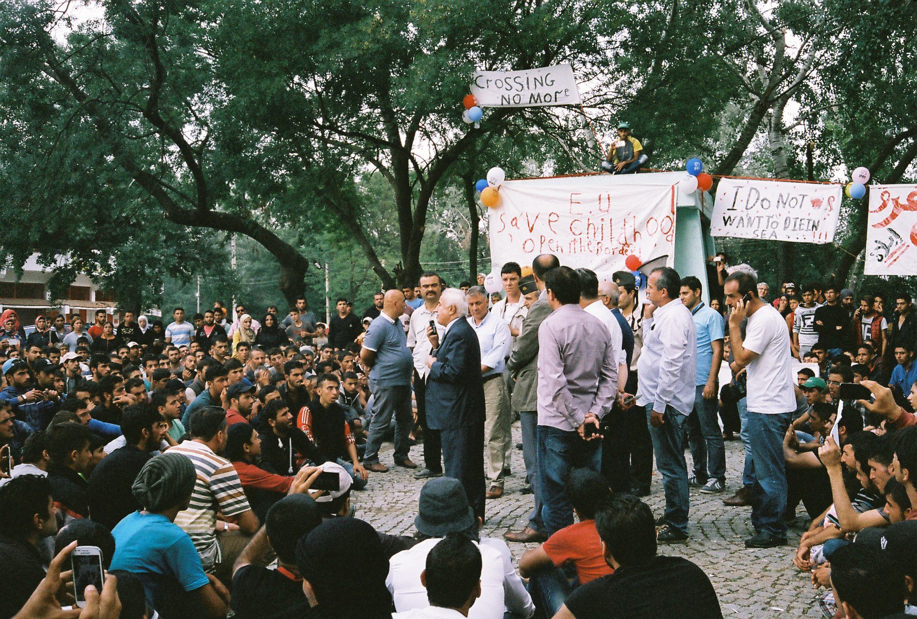 Sur les banderoles on peut lire des messages d’appel à l’ouverture des frontières en anglais, en allemand ou en français. En dessous, le gouverneur s’insurge - Crédit G.M. Sur les banderoles on peut lire des messages d’appel à l’ouverture des frontières en anglais, en allemand ou en français. En dessous, le gouverneur s’insurge - Crédit G.M.