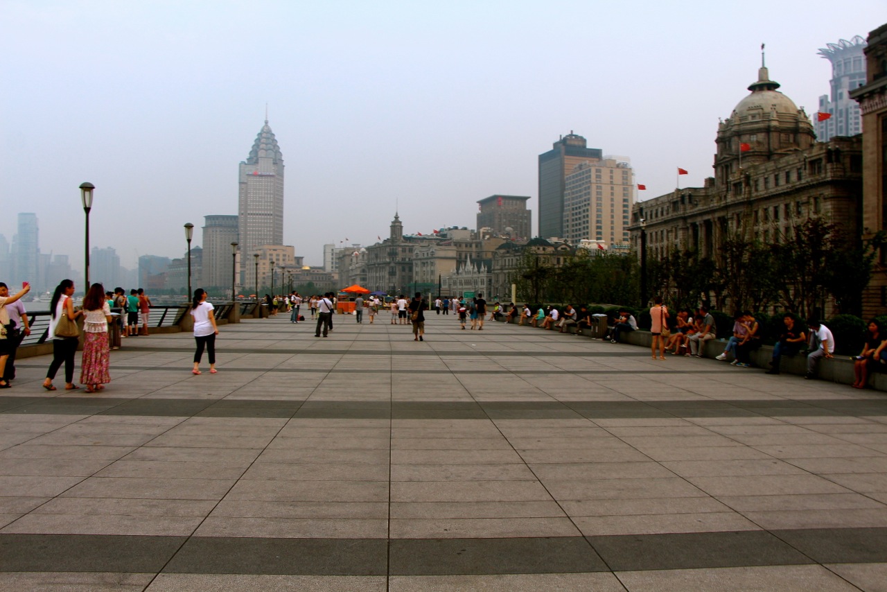 Promenade sur le Bund et vue sur les bâtiments historiques, qui aujourd’hui abritent les piliers de la finance - Crédit Eugénie Rousak Promenade sur le Bund et vue sur les bâtiments historiques, qui aujourd’hui abritent les piliers de la finance - Crédit Eugénie Rousak