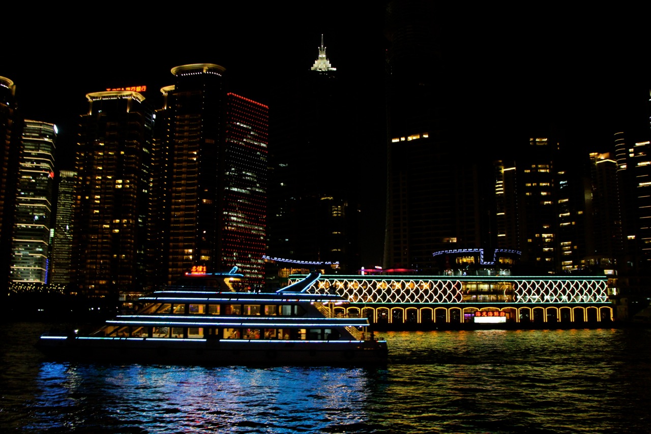 Petits bateaux touristiques sur la Huangpu Jiang (la « rivière jaune » de Shanghai) - Crédit Eugénie Rousak