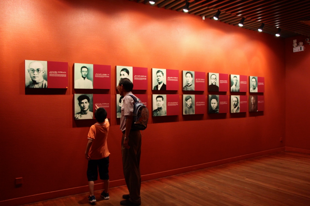 Salle dans le musée du premier congrès national du Parti communiste chinois avec les photos des 13 premiers membres et 2 observateurs - Crédit Eugénie Rousak