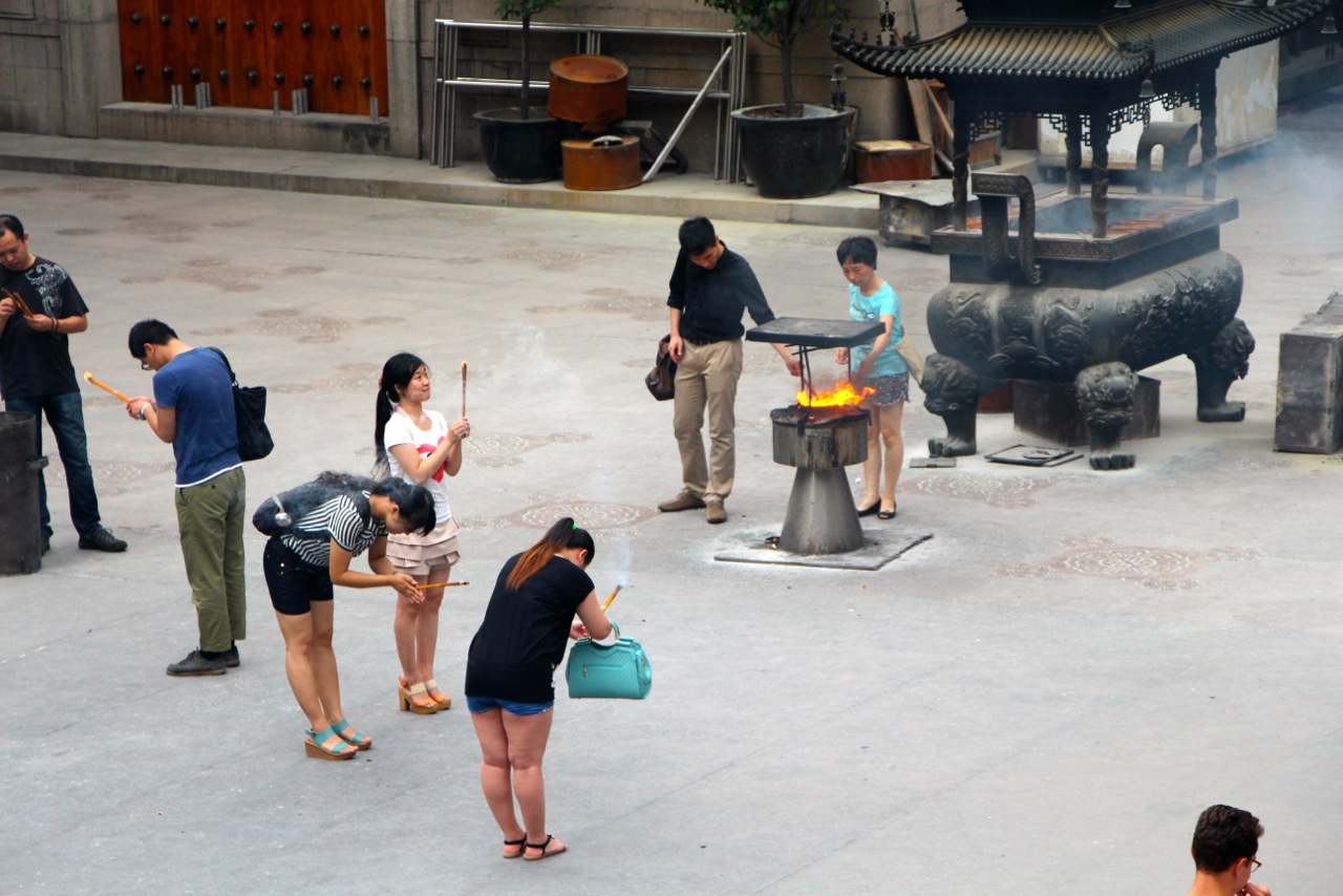 Rites des croyants dans le temple bouddhiste de Jing'an - Crédit Eugénie Rousak