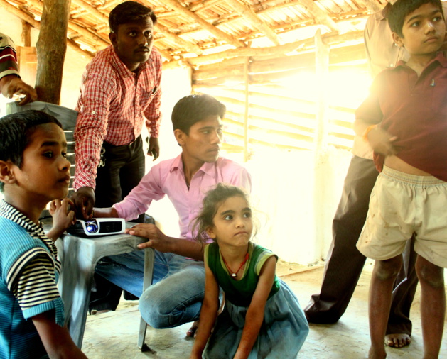 Retroproyector que funciona gracias a la energía solar en una escuela en la zona rural donde el acceso a la electricidad es difícil. Créditos Selco India