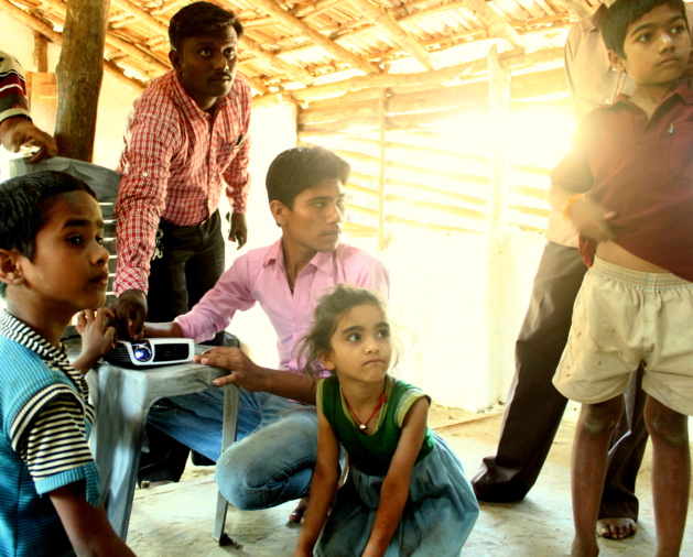 Videoproiettore alimentato a energia solare in una scuola di una zona rurale dove l’accesso all’energia elettrica è  difficile. Fonte Selco India