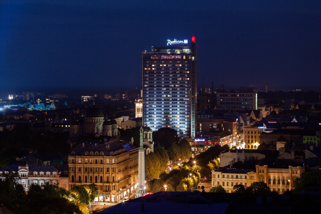 El hotel de lujo RadissonBlu en Riga. Crédito latvianchamber.co.uk