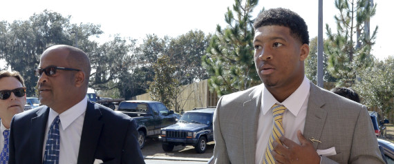 Jameis Winston y su abogado. Crédito AP Photo/Don Juan Moore