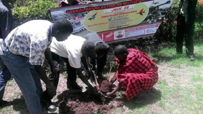 « Je planterai des arbres pour combattre le changement climatique »  Action de l’édition 2015 des GDAMS à Nairobi, Kenya. Crédits : IPB