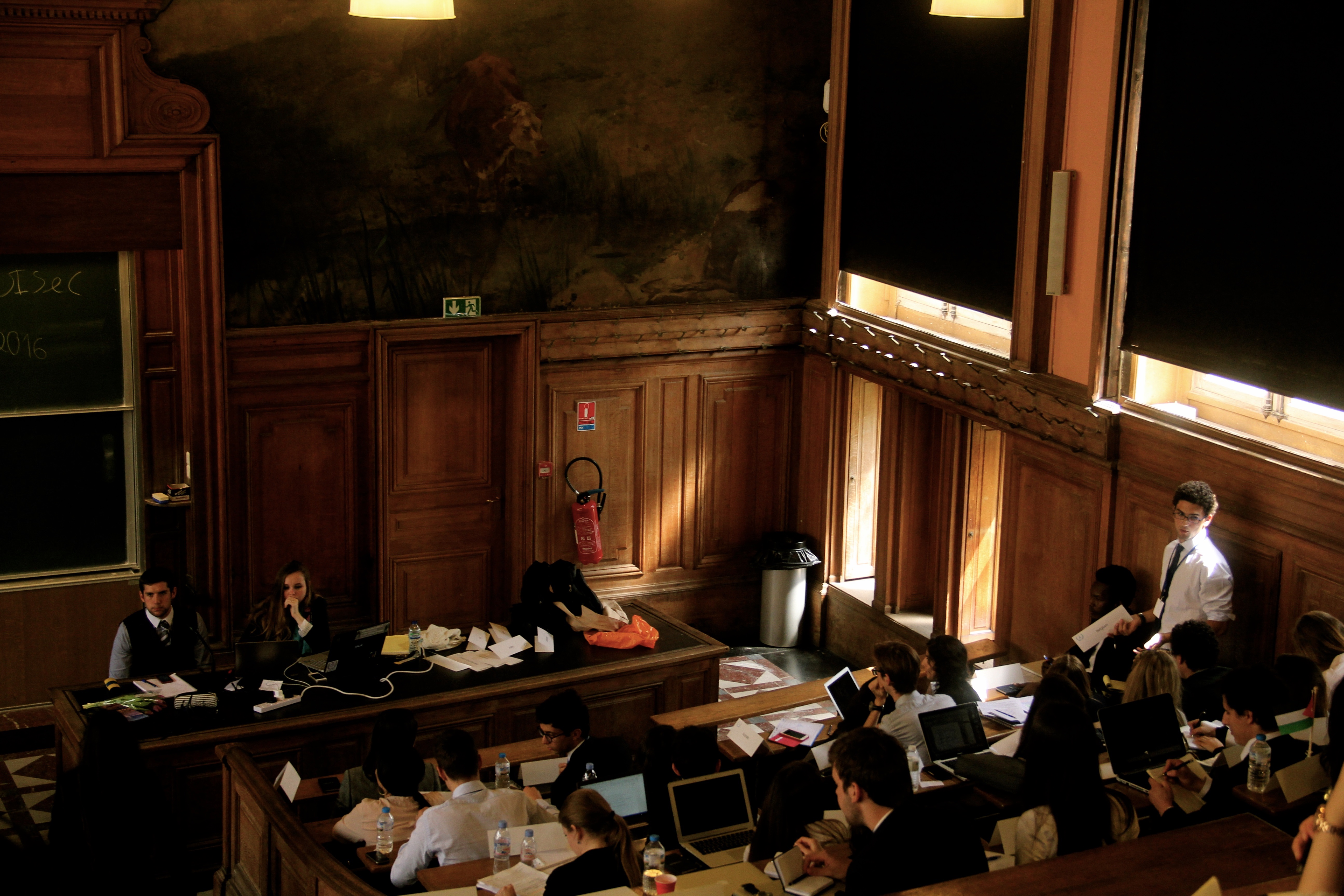 Le délégué de la Belgique prend la parole lors des négociations autour de la prolifération nucléaire en Corée du Nord au DISEC. - Crédit Lisa Hugouvieux Le délégué de la Belgique prend la parole lors des négociations autour de la prolifération nucléaire en Corée du Nord au DISEC. - Crédit Lisa Hugouvieux