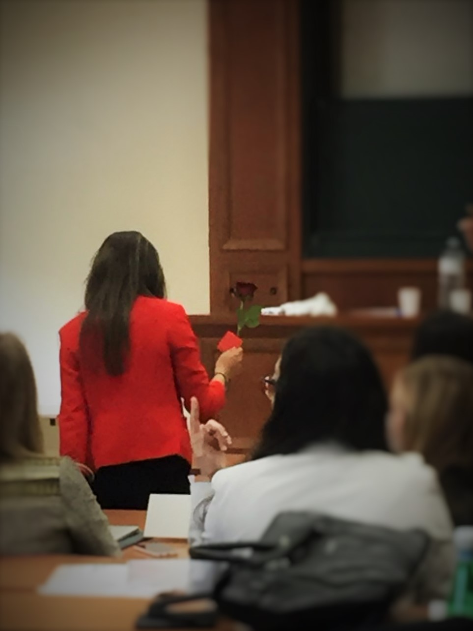 La déléguée de la Tunisie reçoit une rose d'un admirateur à l'ECOSOC. - Crédit Paul Facen La déléguée de la Tunisie reçoit une rose d'un admirateur à l'ECOSOC. - Crédit Paul Facen