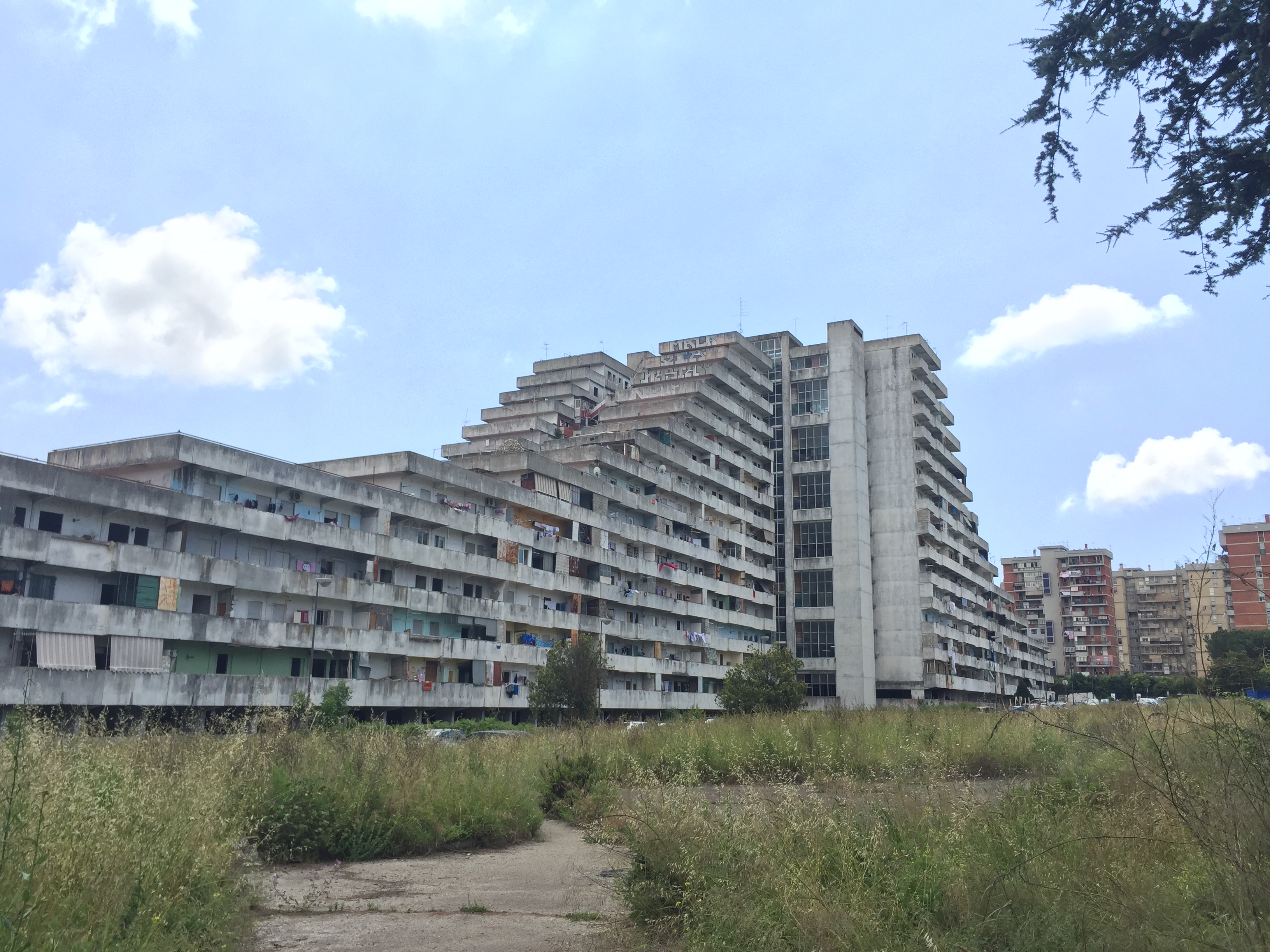 Les « vele », logements sociaux typiques de Scampia. Crédit Jules Coussement