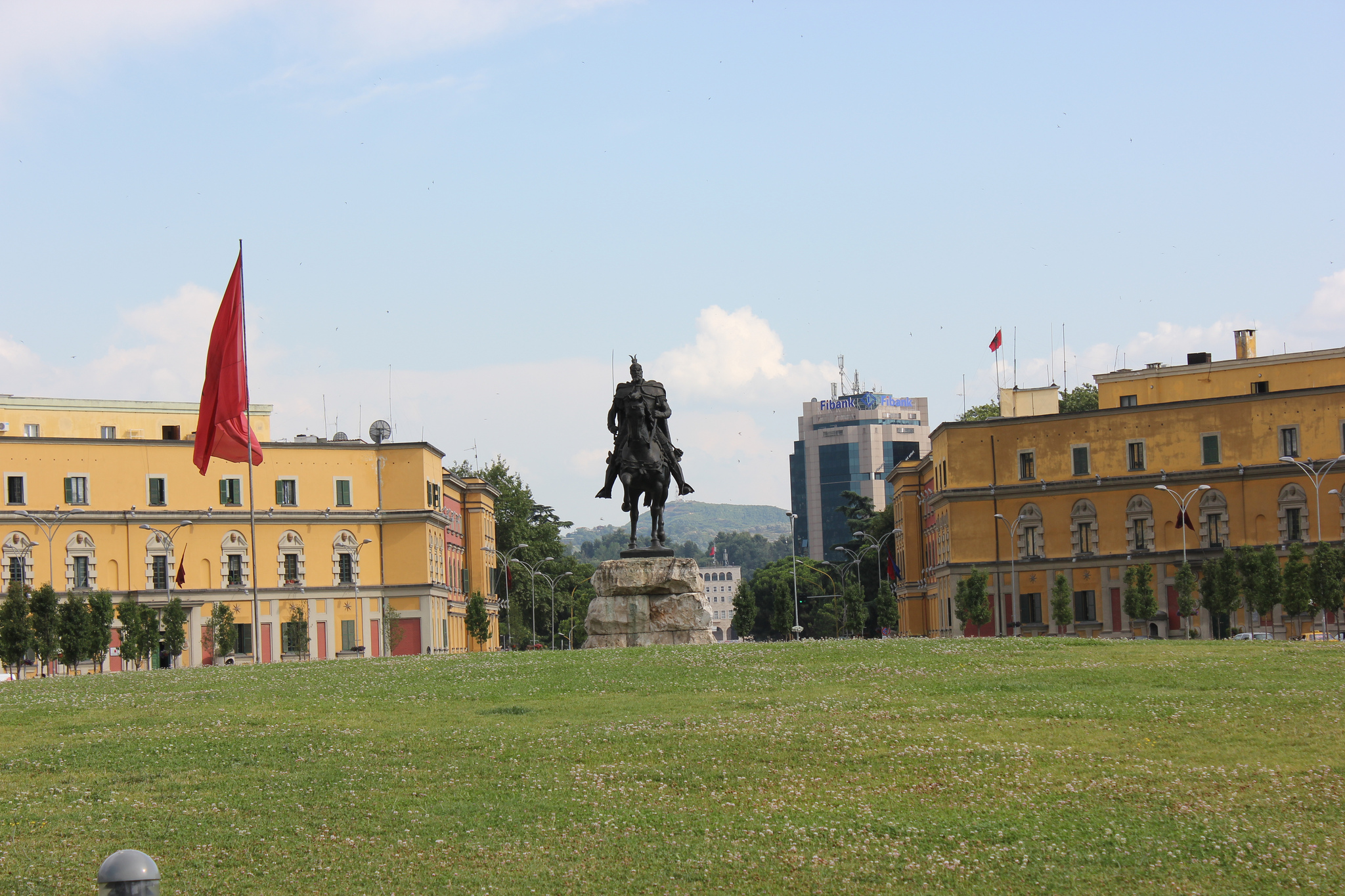 La place Skanderbeg, au cœur de Tirana. Crédit NH53 (Flickr).