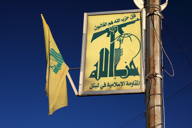 Affiche du Hezbollah à Baalbeek, au nord de la plaine de la Bekaa. Crédit yeowatzup (Flickr).