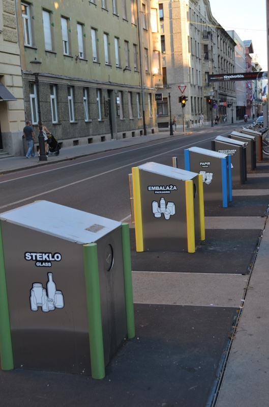 12 - Poubelles